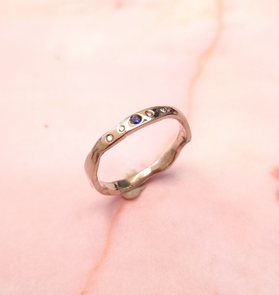 witgouden ring met diamant en saffier